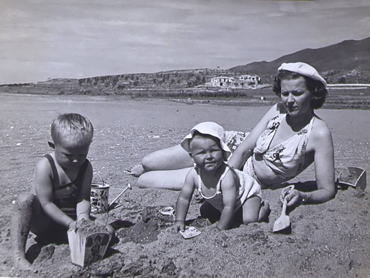 Nuori Hannu Hallamaa äitinsä kanssa Marbellan rannalla vuonna 1948