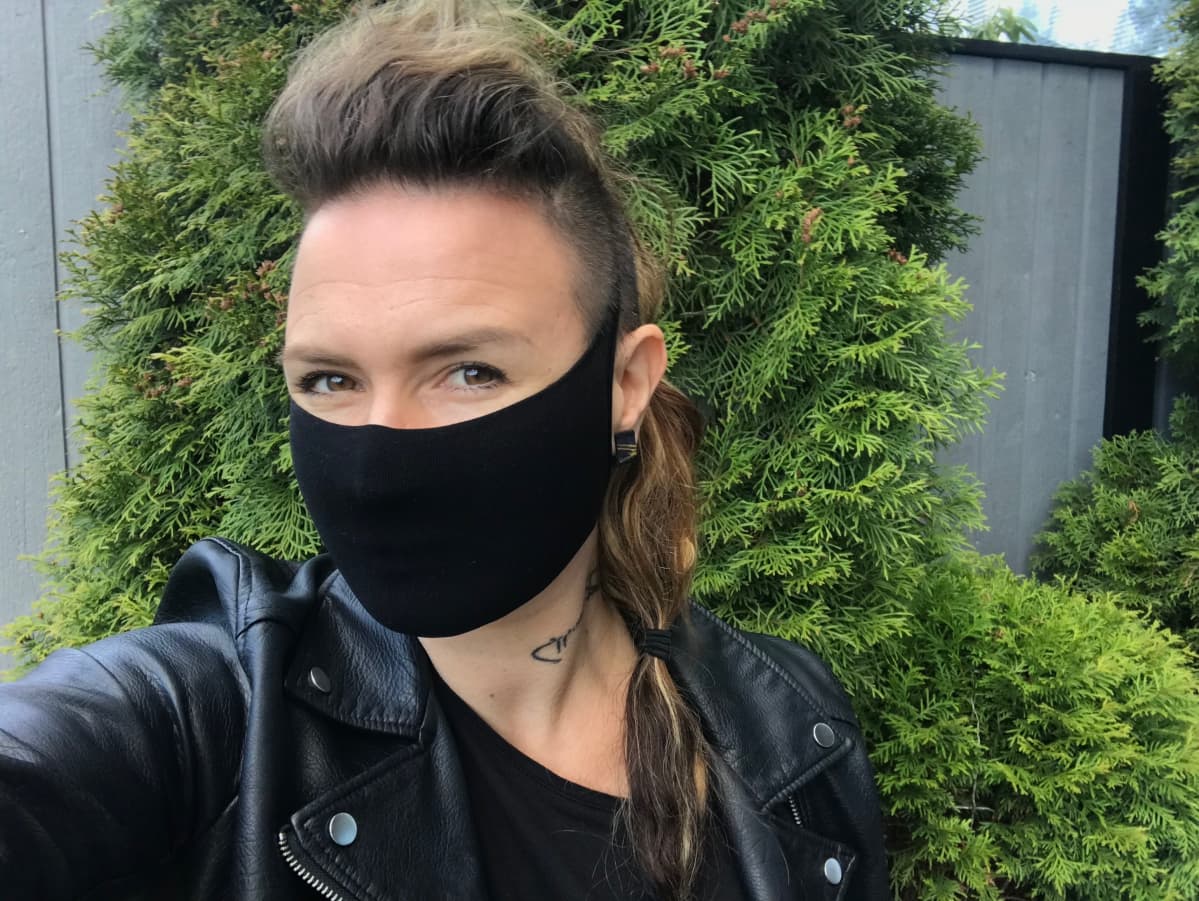 Jenni Ahtiainen suojamaski päällä