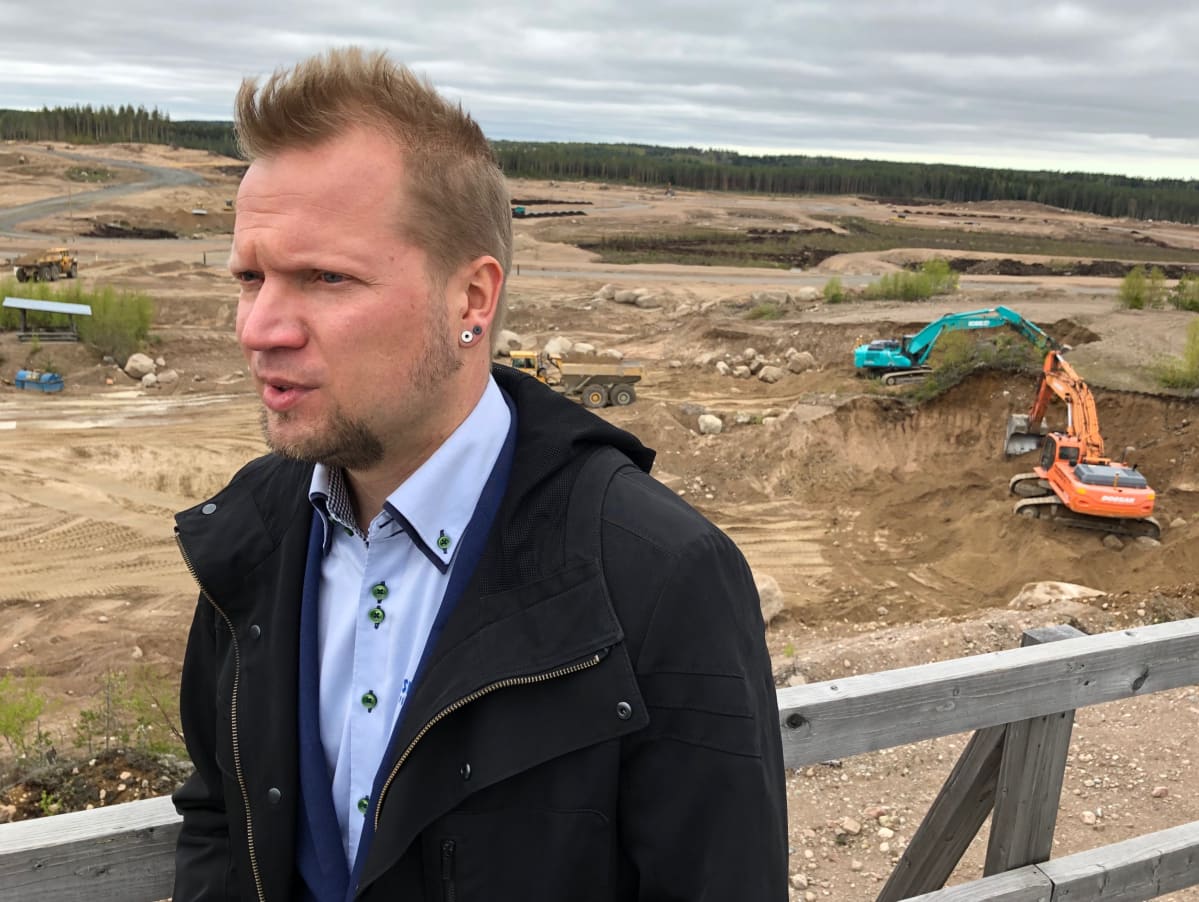 Suomen moottoriliiton hallituksen varapuheenjohtaja Henri Saari Kymi Ring -moottoriradan työmaalla Iitissä toukokuussa 2019