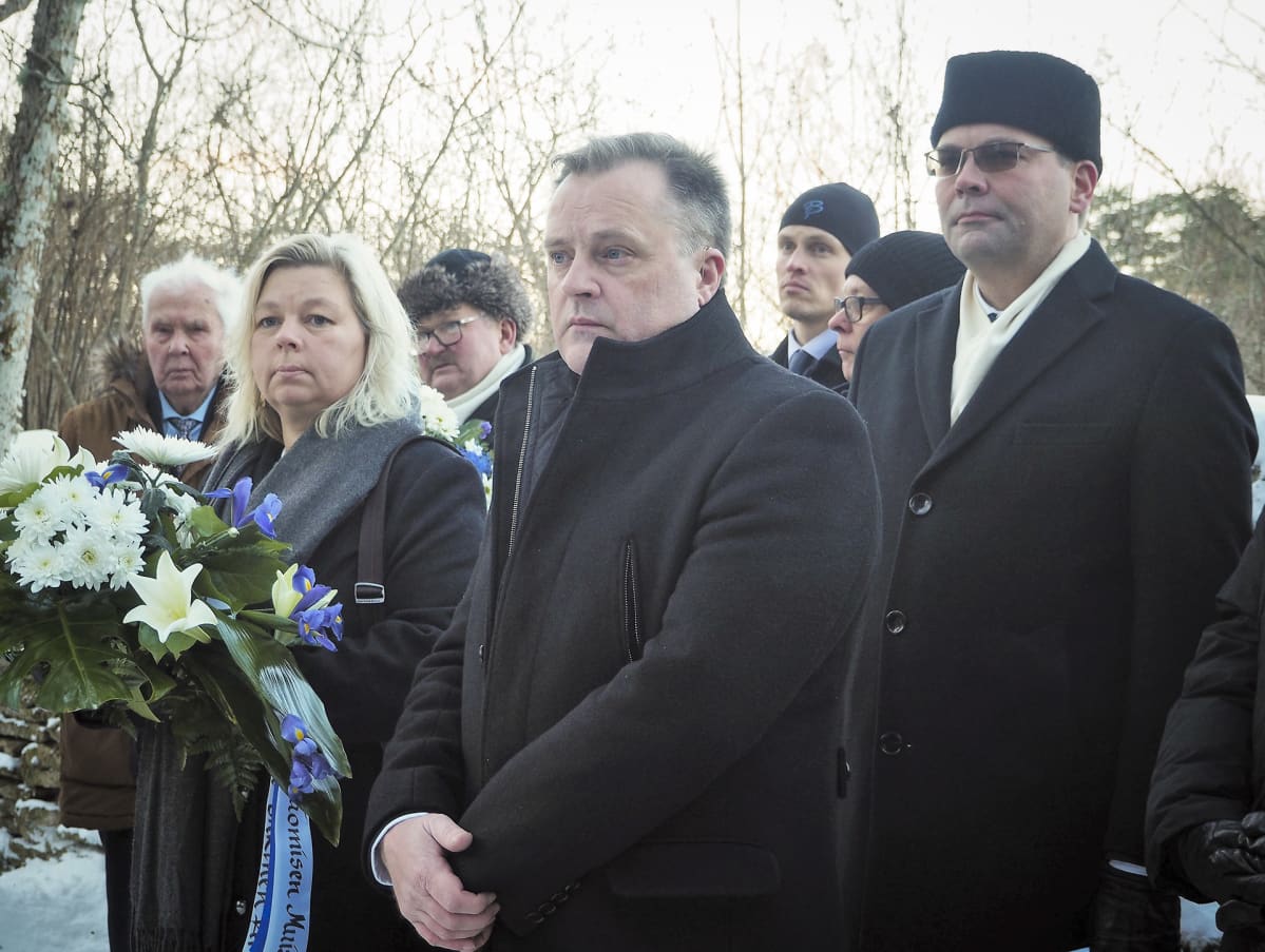 Aukusti Tuomisen muistomerkin paljastus
