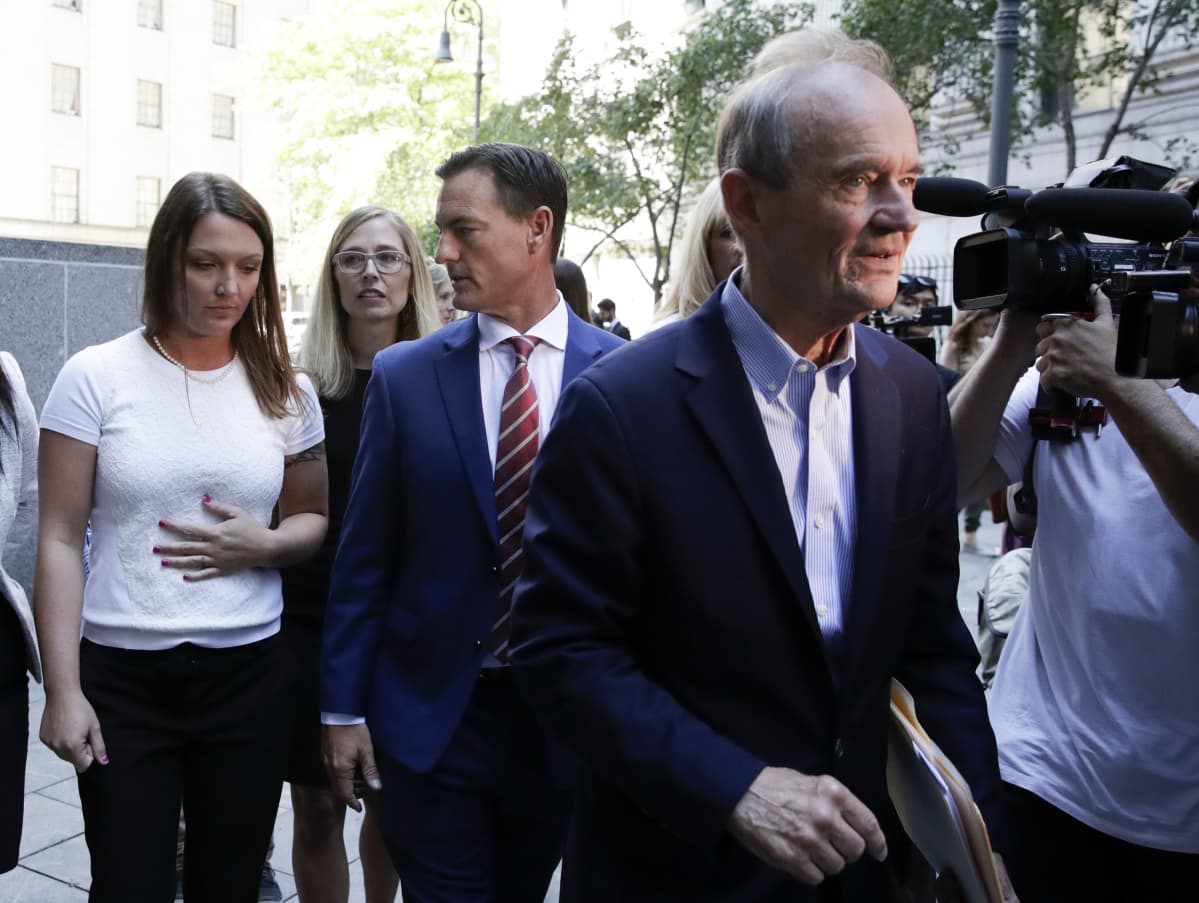 Epsteinin seksuaalirikosten uhrit Courtney Wild ja Annie Farmer asianajajiensa kanssa.