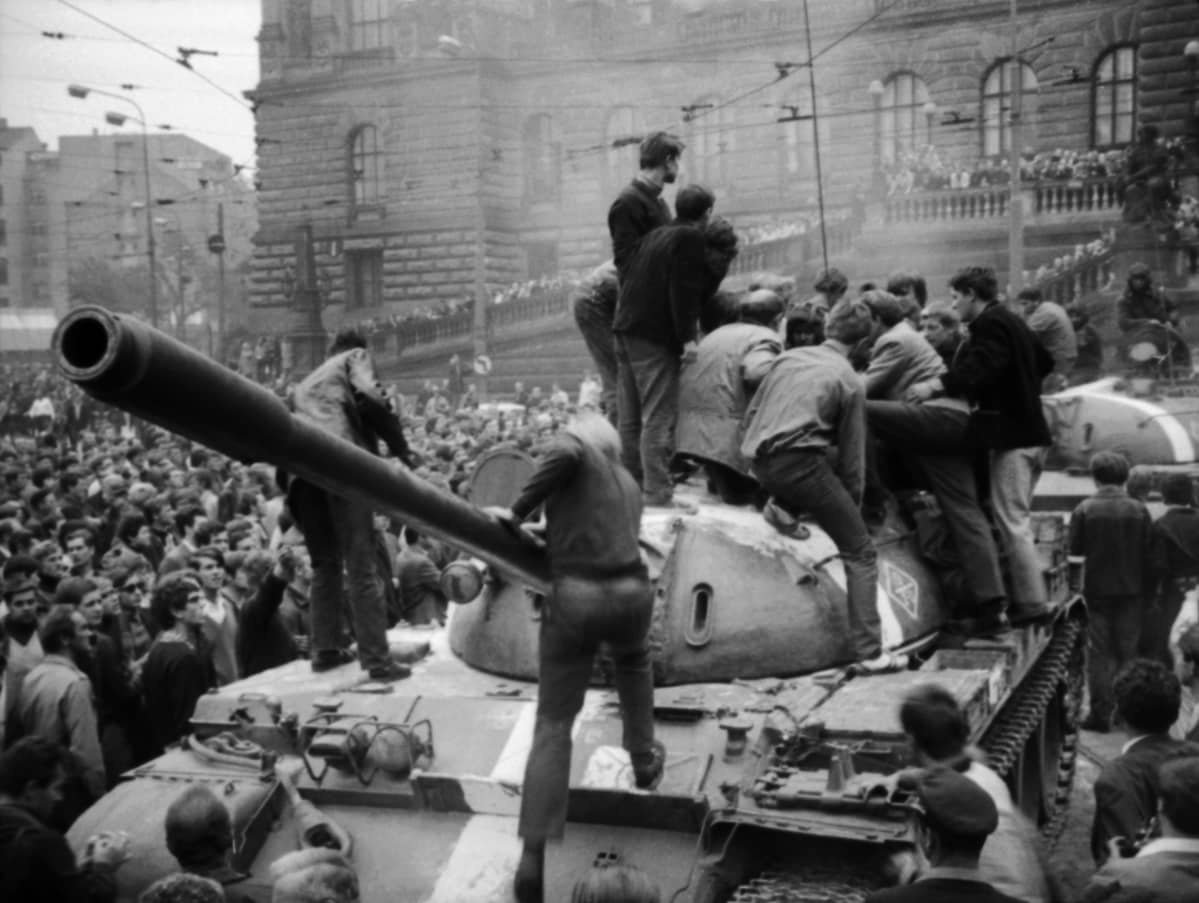 Tshekkoslovakia 1968, mielenosoittajia tankin päällä.