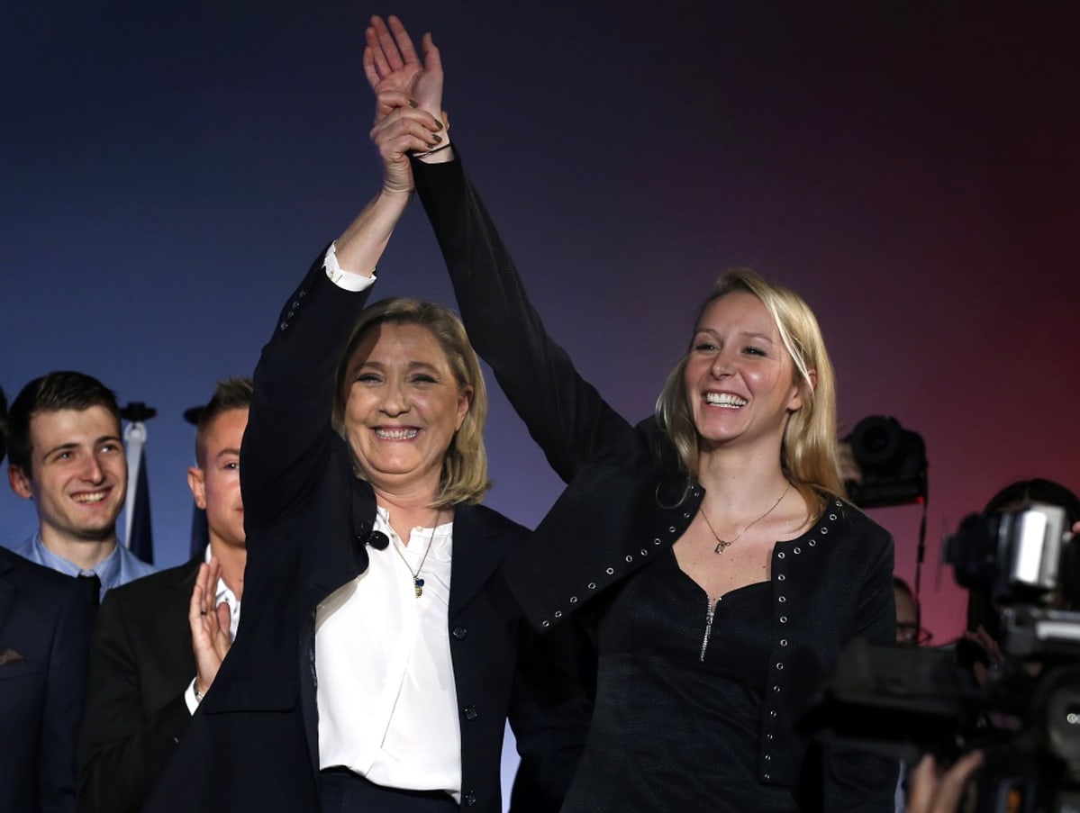 Ranskan Kansallisen rintaman johtaja Marine Le Pen (vas.) ja puolueen kansanedustaja Marion Maréchal-Le Pen vaalitilaisuudessa marraskuussa 2015