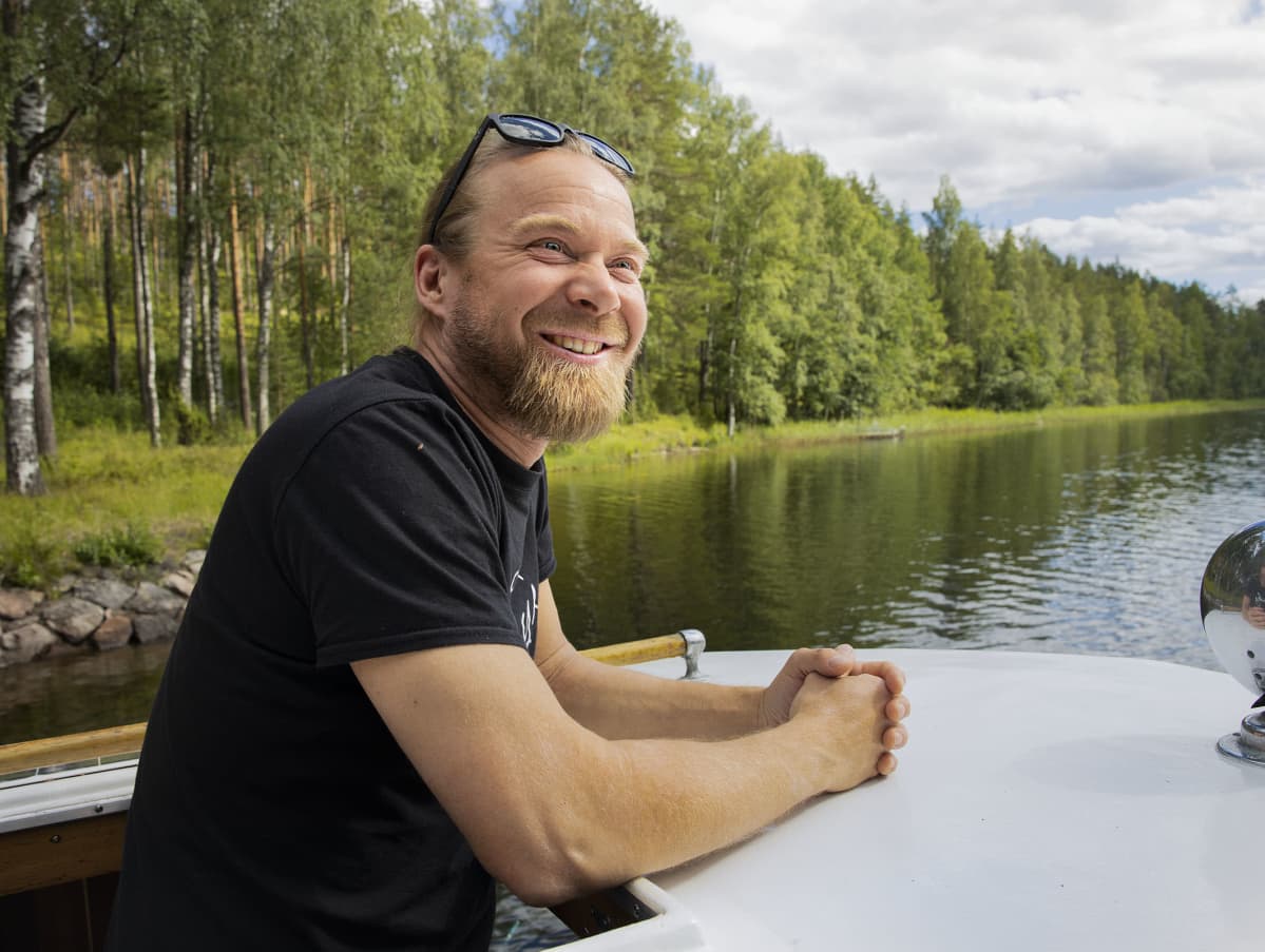Manu Eloaho veneellään.