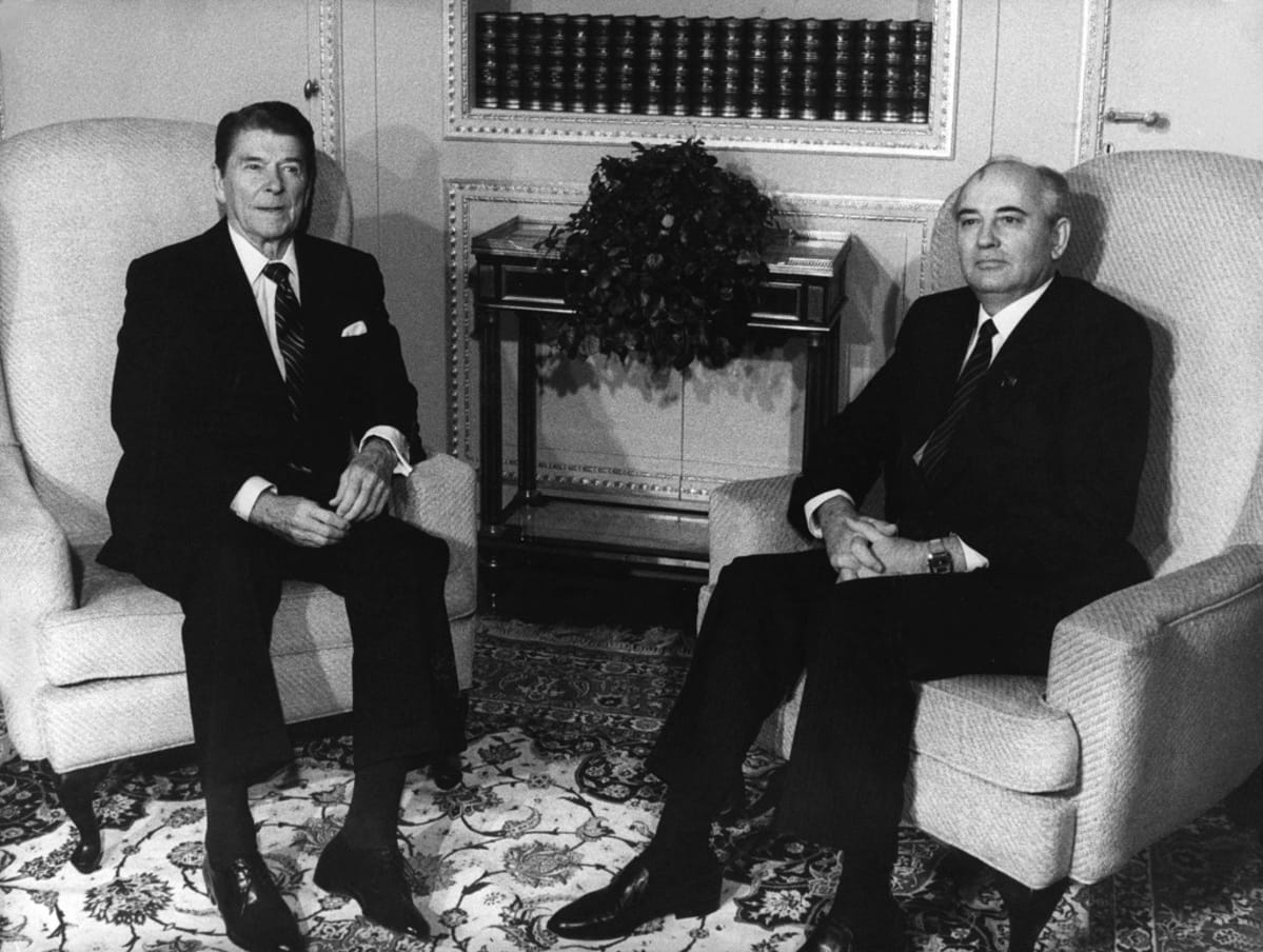 Yhdysvaltain presidentti Ronald Reagan ja Neuvostoliiton pääsihteeri Mihail Gorbatšov tapasivat Genevessä Sveitsissä 1985.