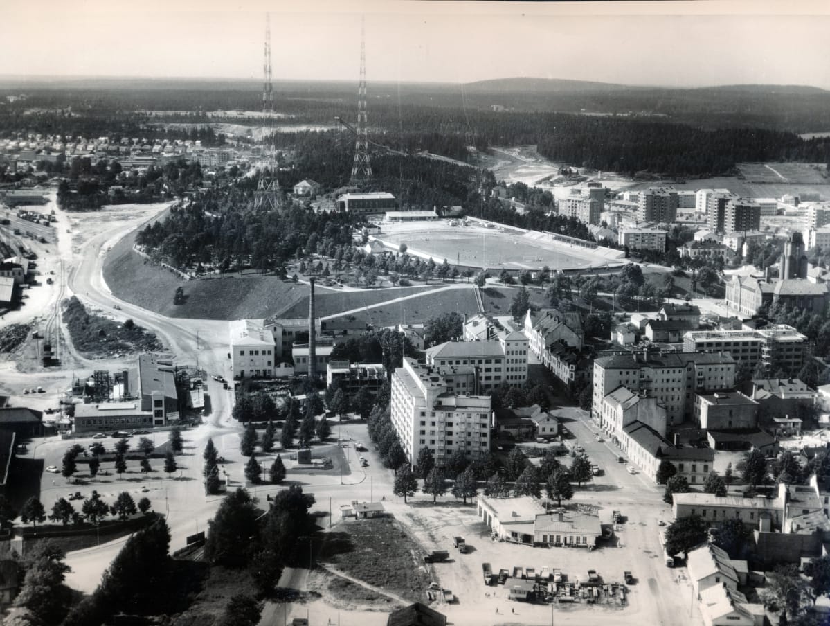 Ilmakuva Lahdesta 1960, etualalla rautatietori ja keskellä Radiomäki.