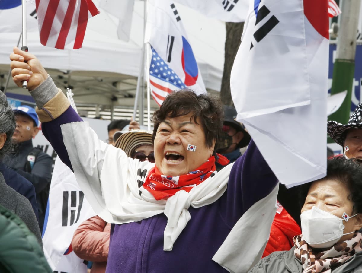 Ex-presidentin kannattajat Soulissa kantoivat Yhdysvaltojen ja Etelä-Korean lippuja.