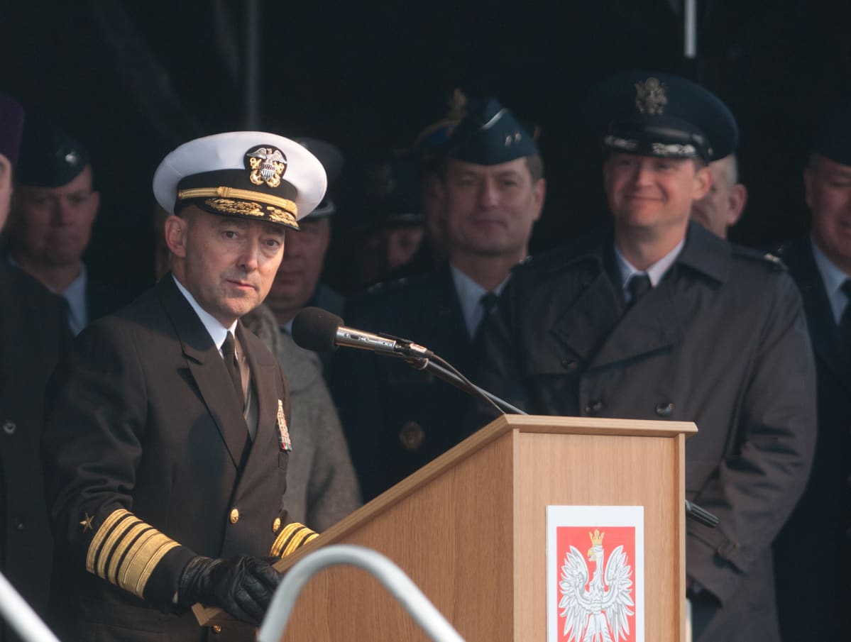 James Stavridis puhumassa tukikohdassa Puolassa 2012.