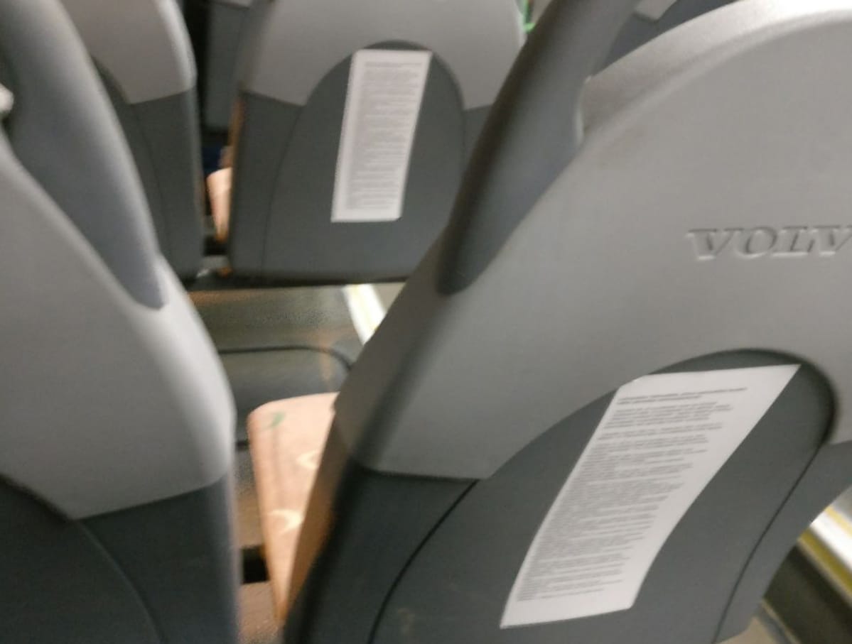 Helsingin paikallisbussien istuimiin on liimattu juutalaisvastaista materiaalia.