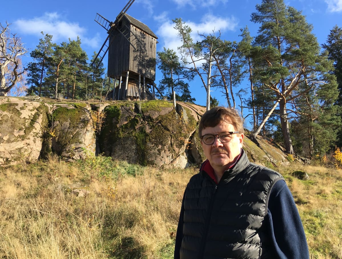 Munapirtin kyläyhdistyksen puheenjohtaja Johan Ståhl Gamla Hinkabölen tuulimyllyn edessä.