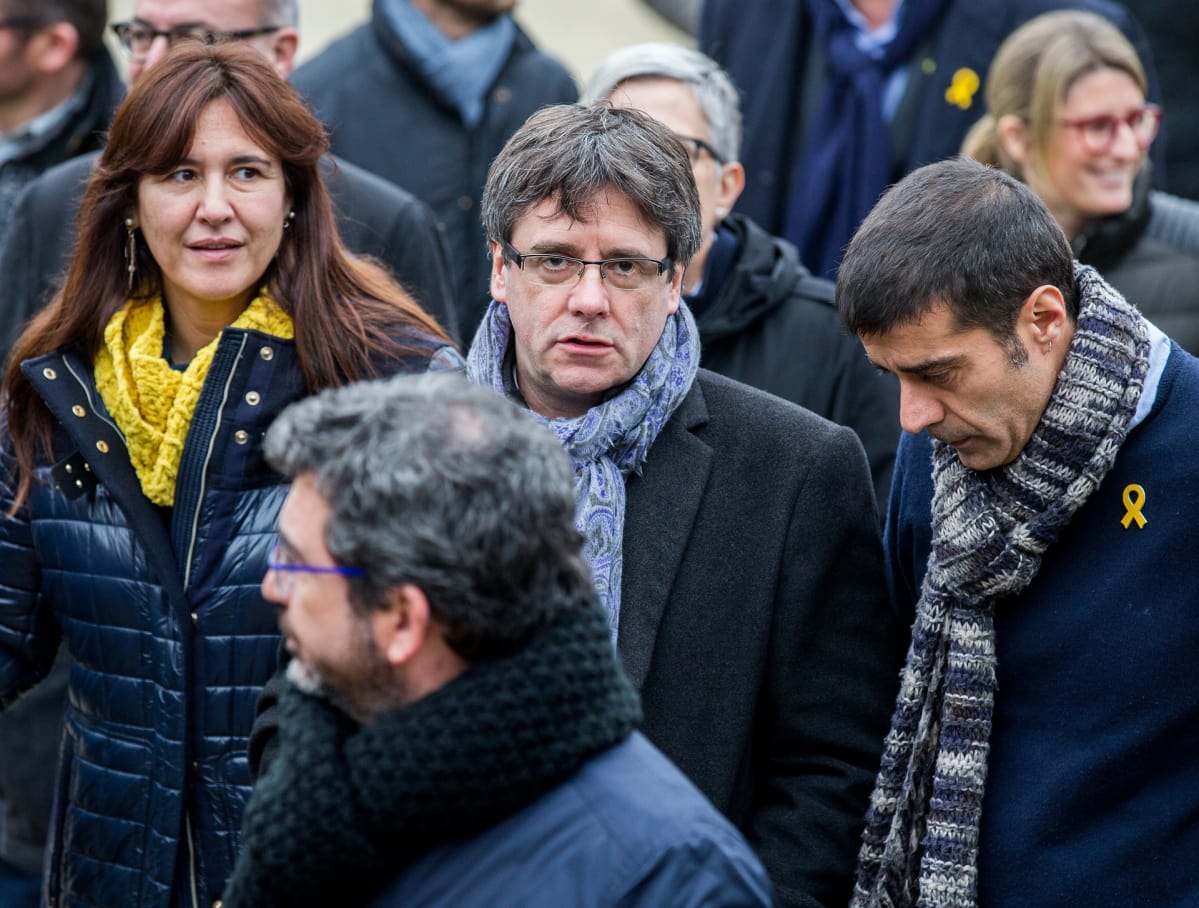 Carles Puigdemont ja muita katalonian edustajia.