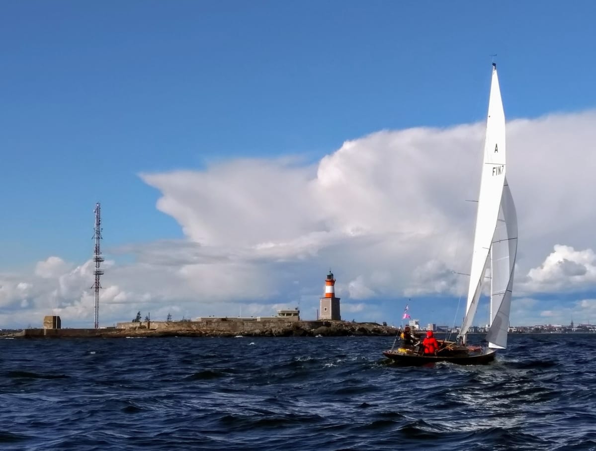 Puupurjevene Kismet Haminan majakan edustalla.