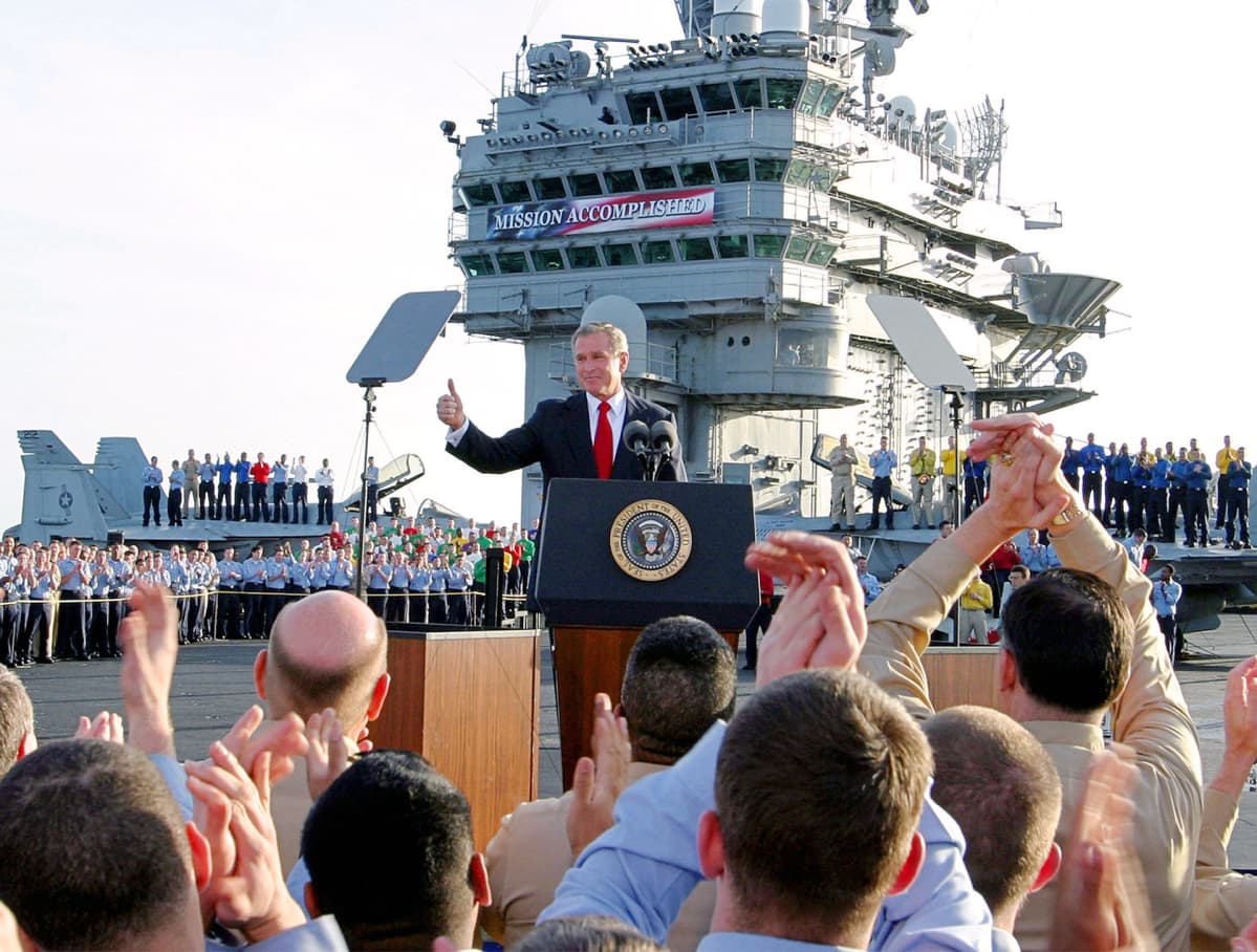 George Bush puhuu lentotukialuksen kannella vuonna 2005.