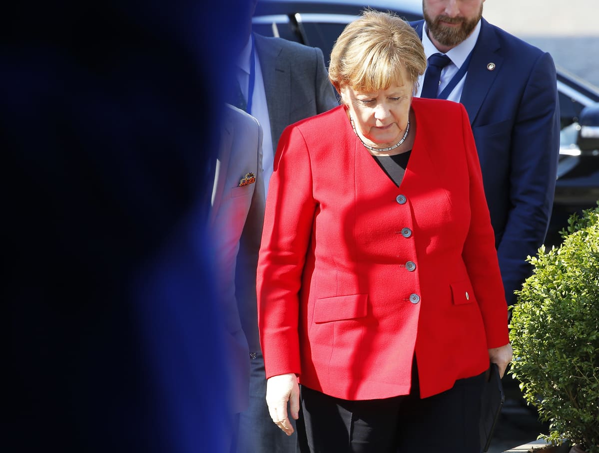 Angela Merkel saapumassa kokouspaikalle Brysselissä.