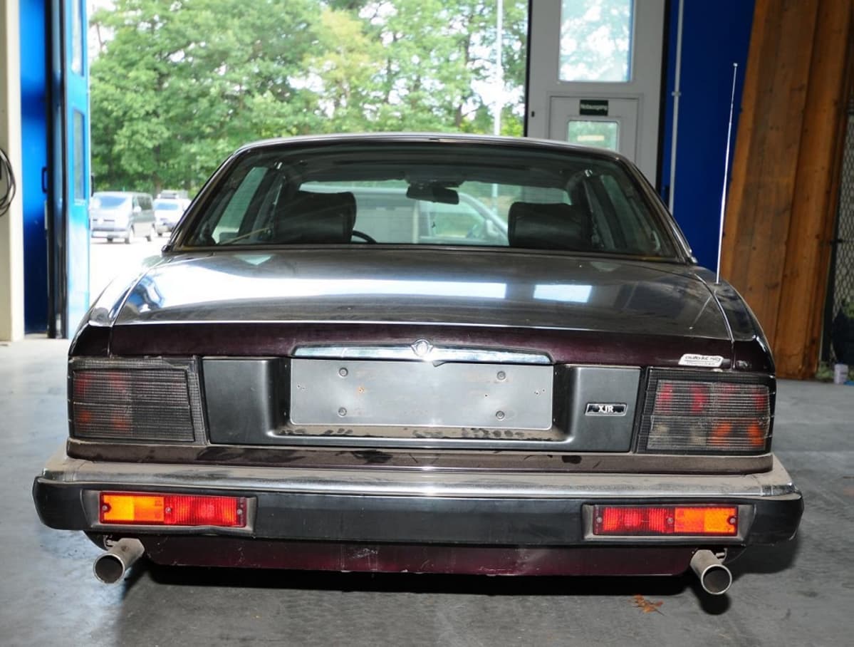 Kuvassa Jaguar takaa päin kuvattuna.