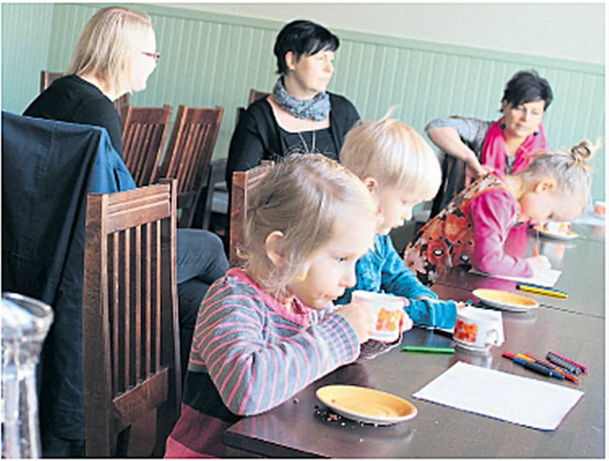 Iin neuvolaraati kokoontuu Mannerheimin Lastensuojeluliiton perhekahviloiden yhteydessä.