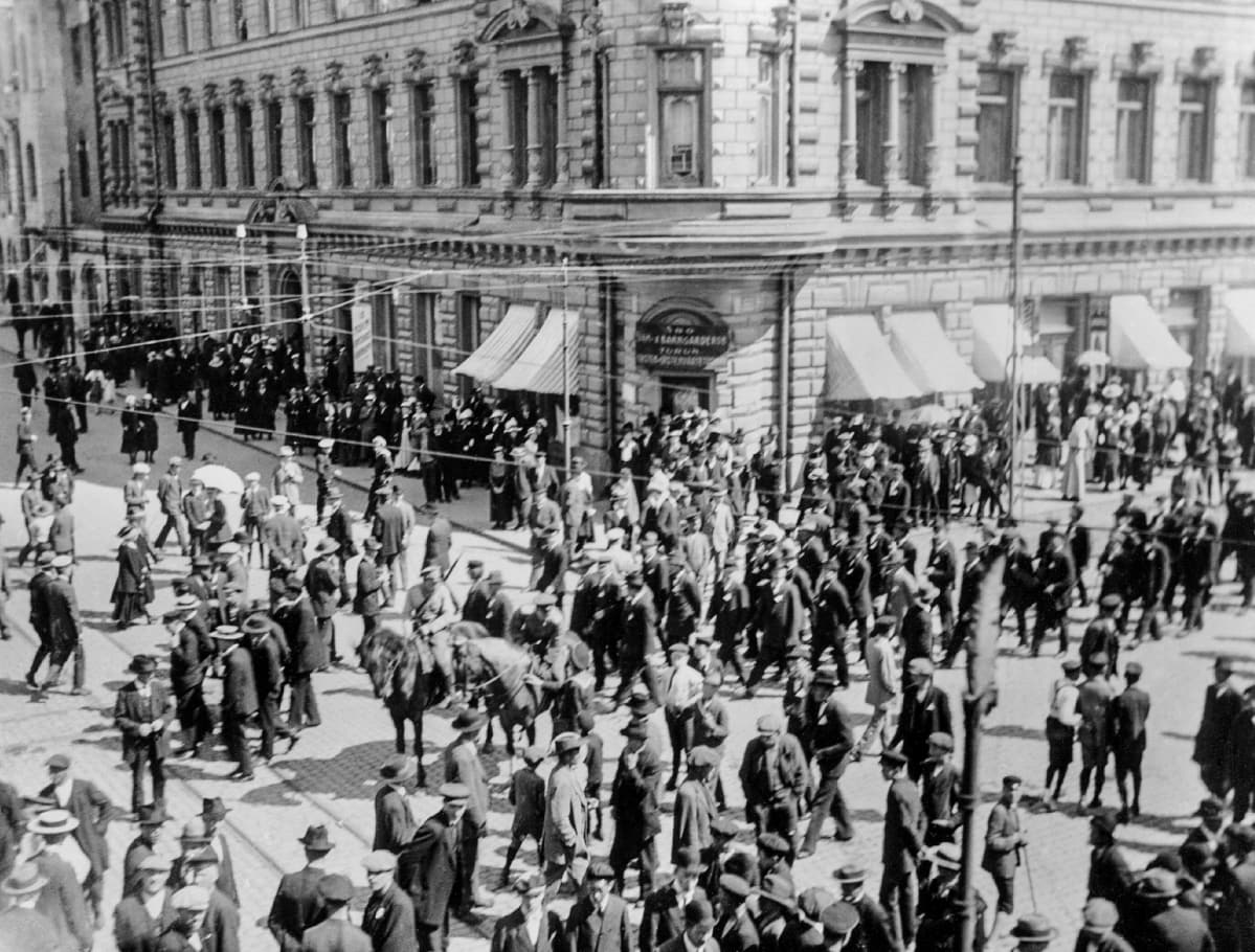 Turku, ihmisiä kadulla 30.05.1917