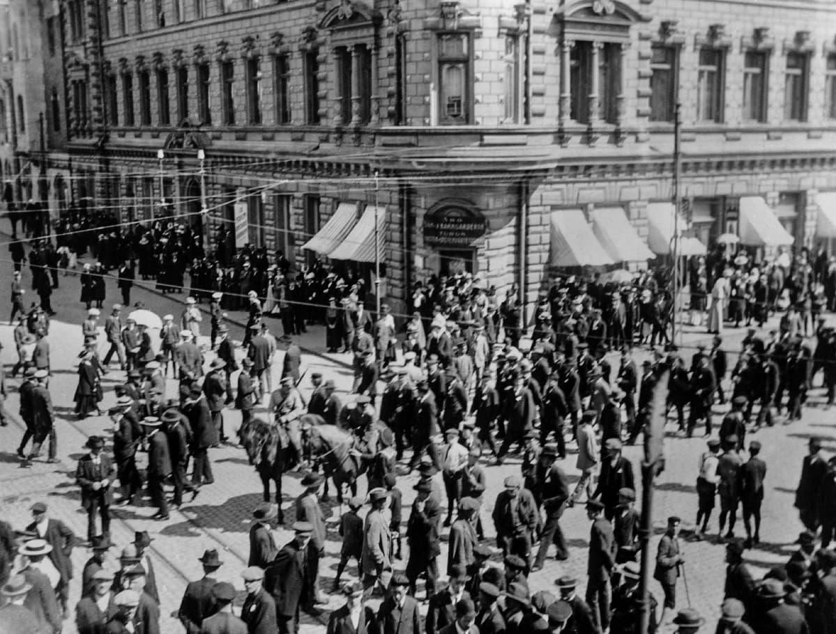 Turku, ihmisiä kadulla 30.05.1917