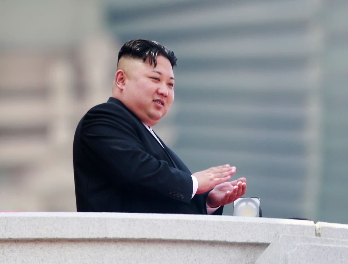 Pohjois-Korean johtaja Kim Jong-un seurasi sotilasparaatia Pjongjangissa huhtikuussa 2017