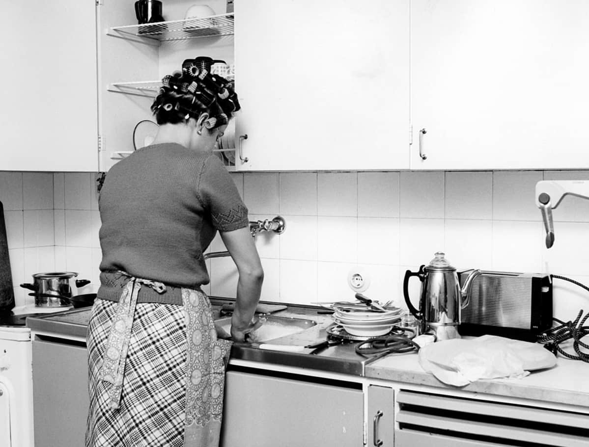 Nainen tiskaamassa keittiössä 1960-luvulla.