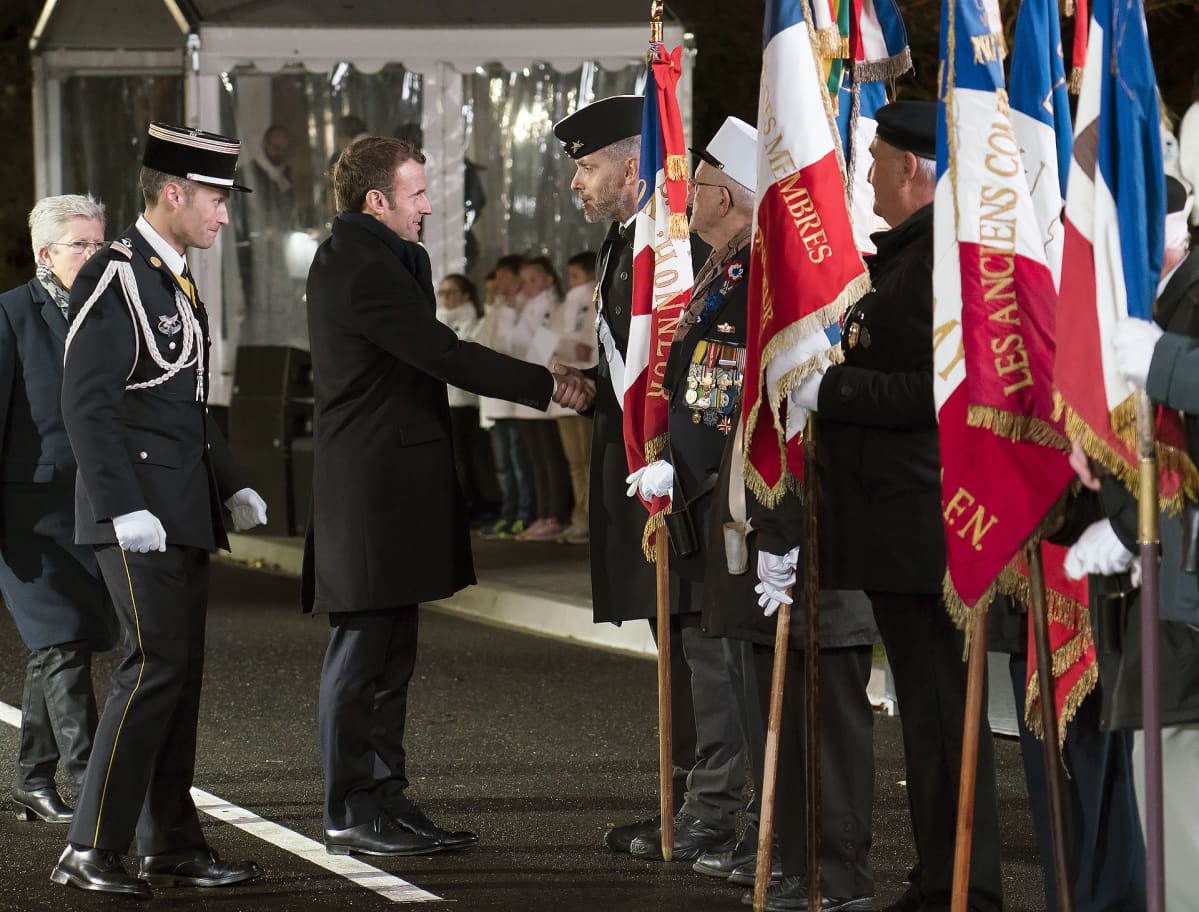 Odotettu hetki: presidentti kätteli lipunkantaja Hugo Capielzia.