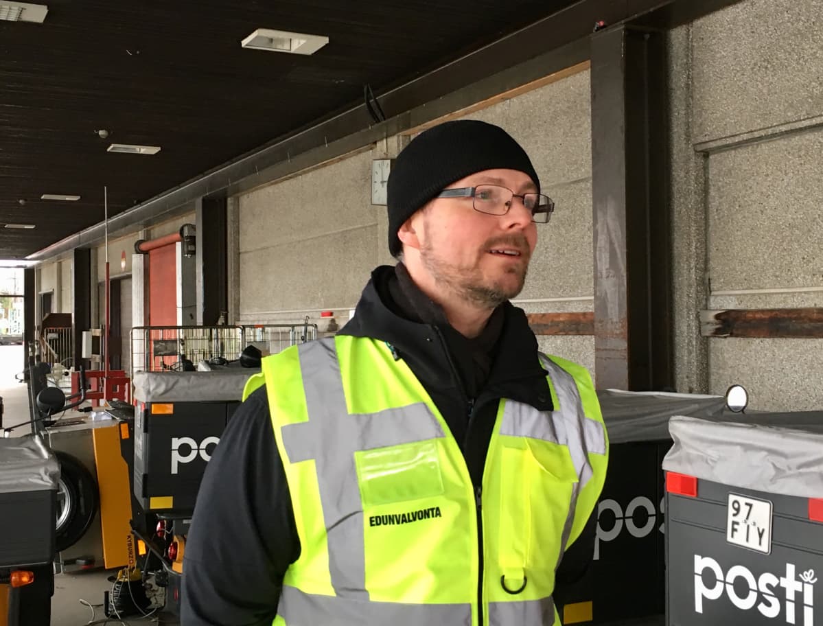 PAU:n Etelä-Pohjanmaan osaston varapääluottamusmies Vesa-Valtteri Mäkelä Seinäjoen postikeskuksessa.