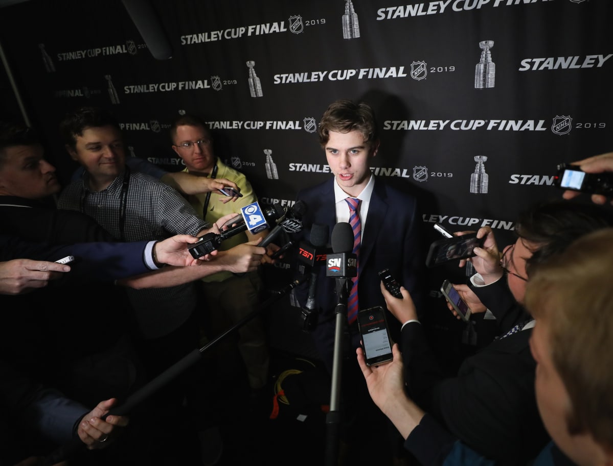 Jack Hughes median piirittämänä Stanley Cupin finaaleissa.