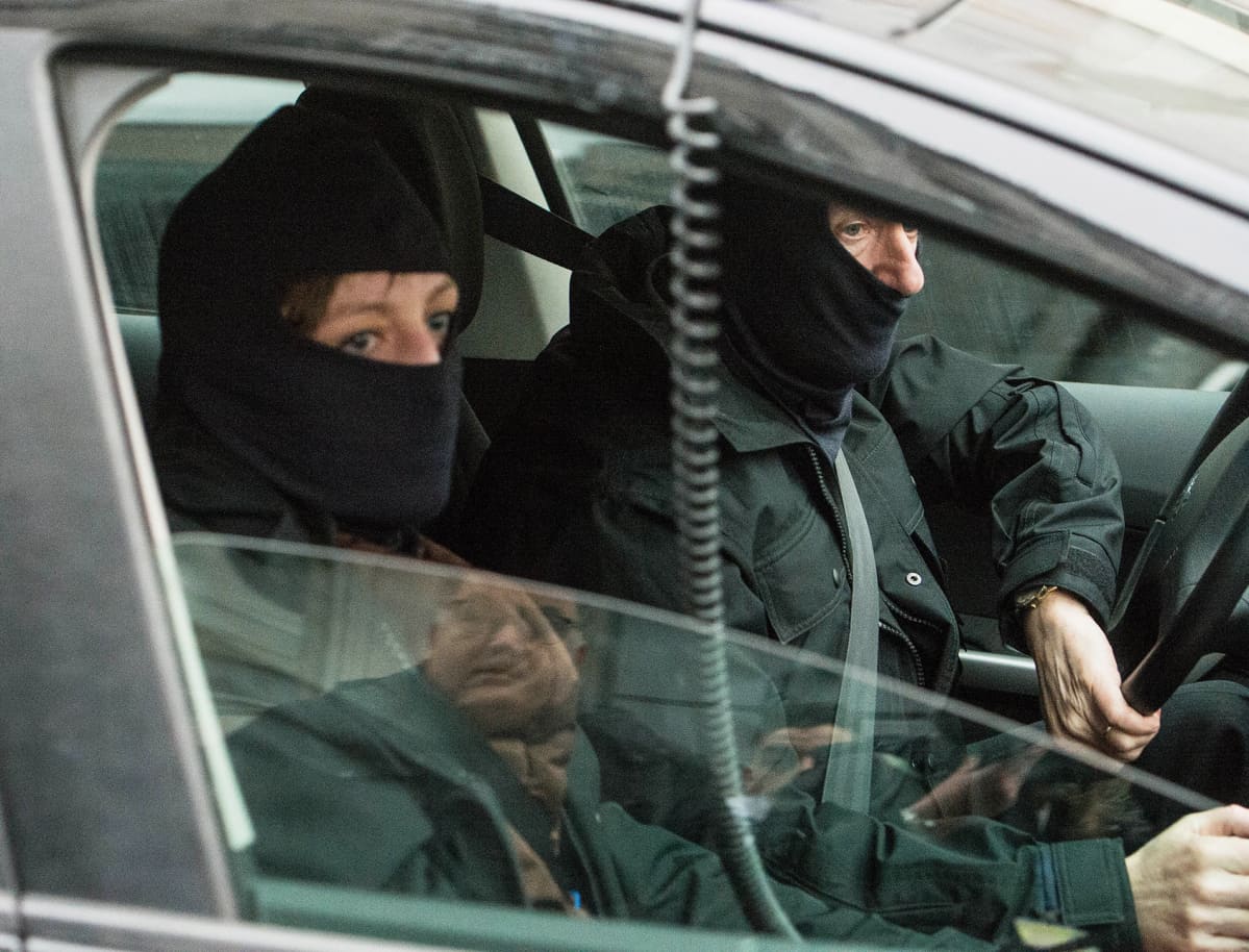 Poliiseja terrorismin vastaisessa operaatiossa Molembeekin kaupunginosassa Brysselissä 18. maaliskuuta.