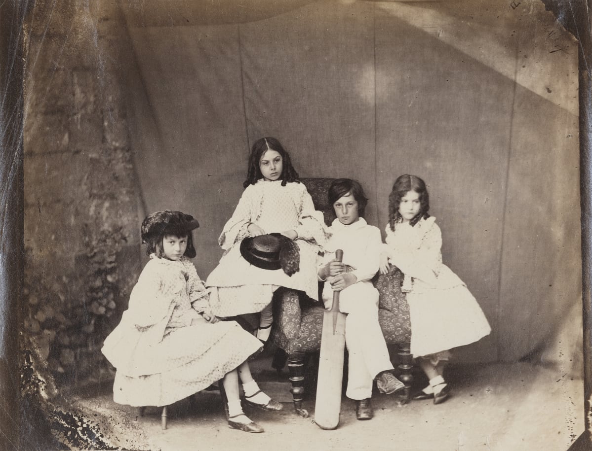 Lewis Carroll kuvasi mielellään Liddellin perheen lapsia. Hänen suosikkinsa oli Alice Liddell, jonka sanotaan olleen Liisa ihmemaassa -kirjan esikuva.