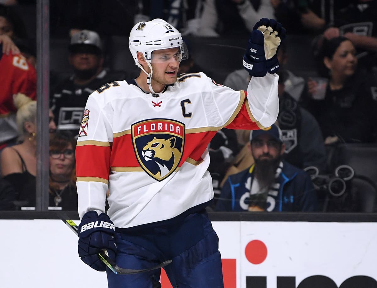 Aleksander Barkov tuulettaa maalia.