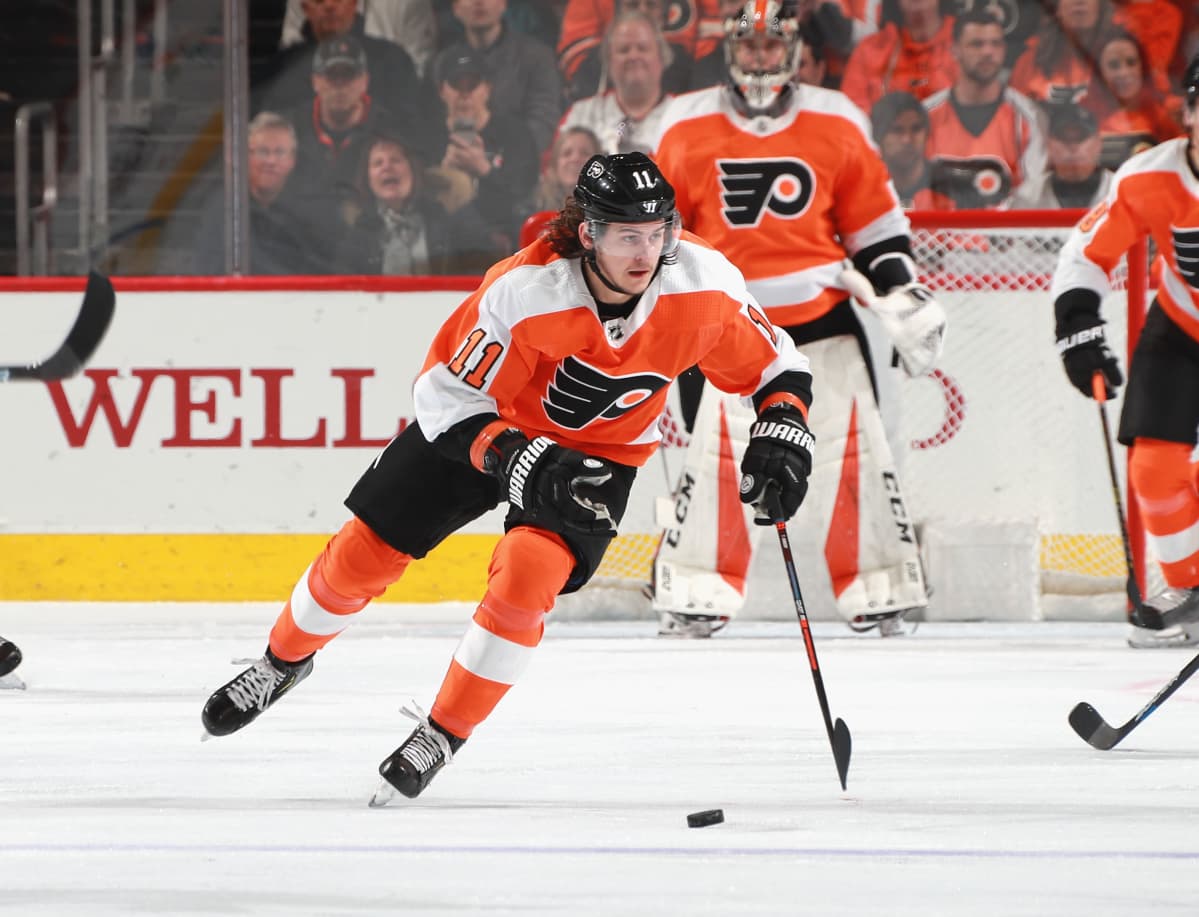 Travis Konecny kuljettaa kiekkoa