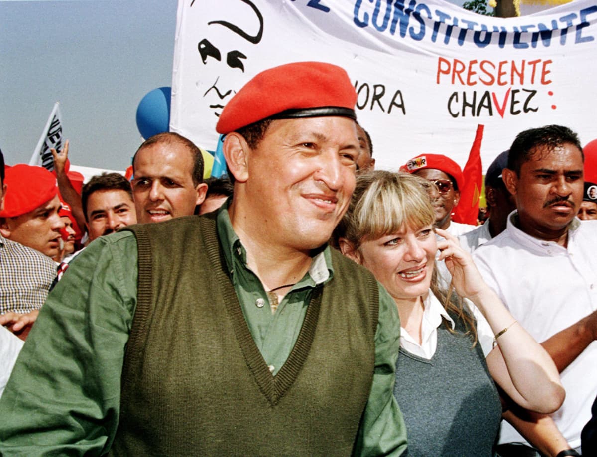 Chávez vaimonsa kanssa vaalimarssilla.