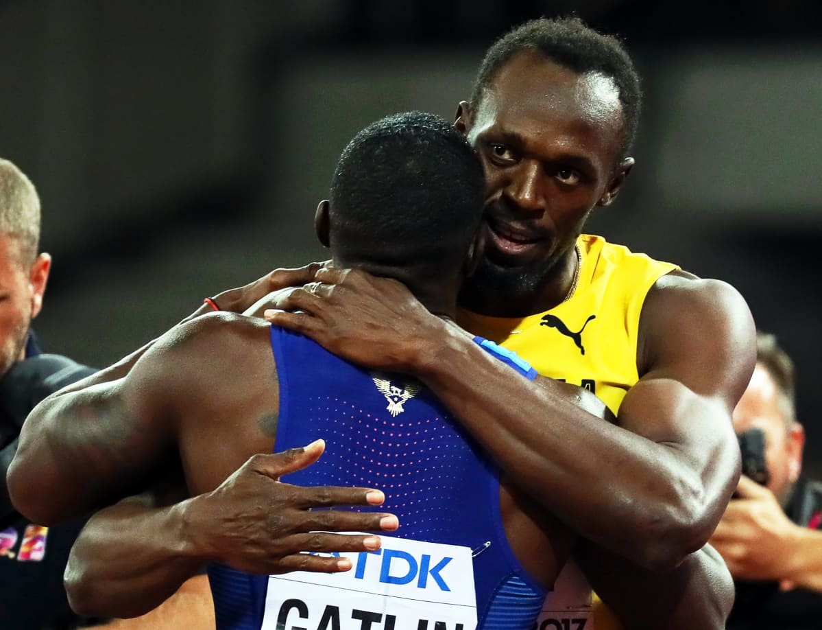 Usain Bolt onnittelee maailmanmestari Justin Gatlinia.