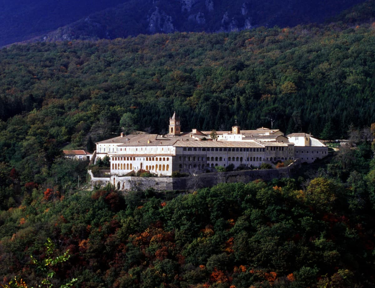 Luostari Italian trisulissa.