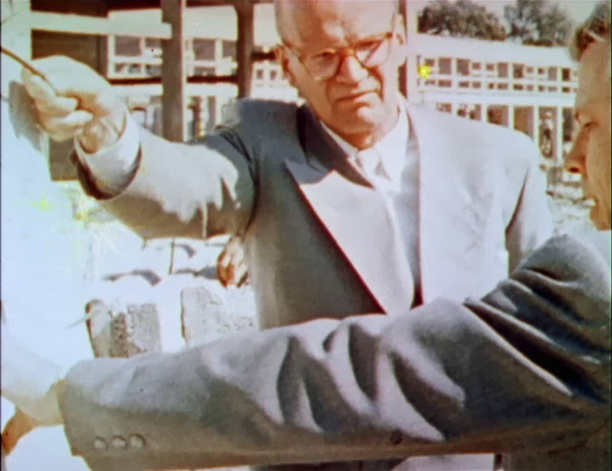 Presidentti Kekkonen tutustumassa Naantalin öljyjalostamon rakennustöihin