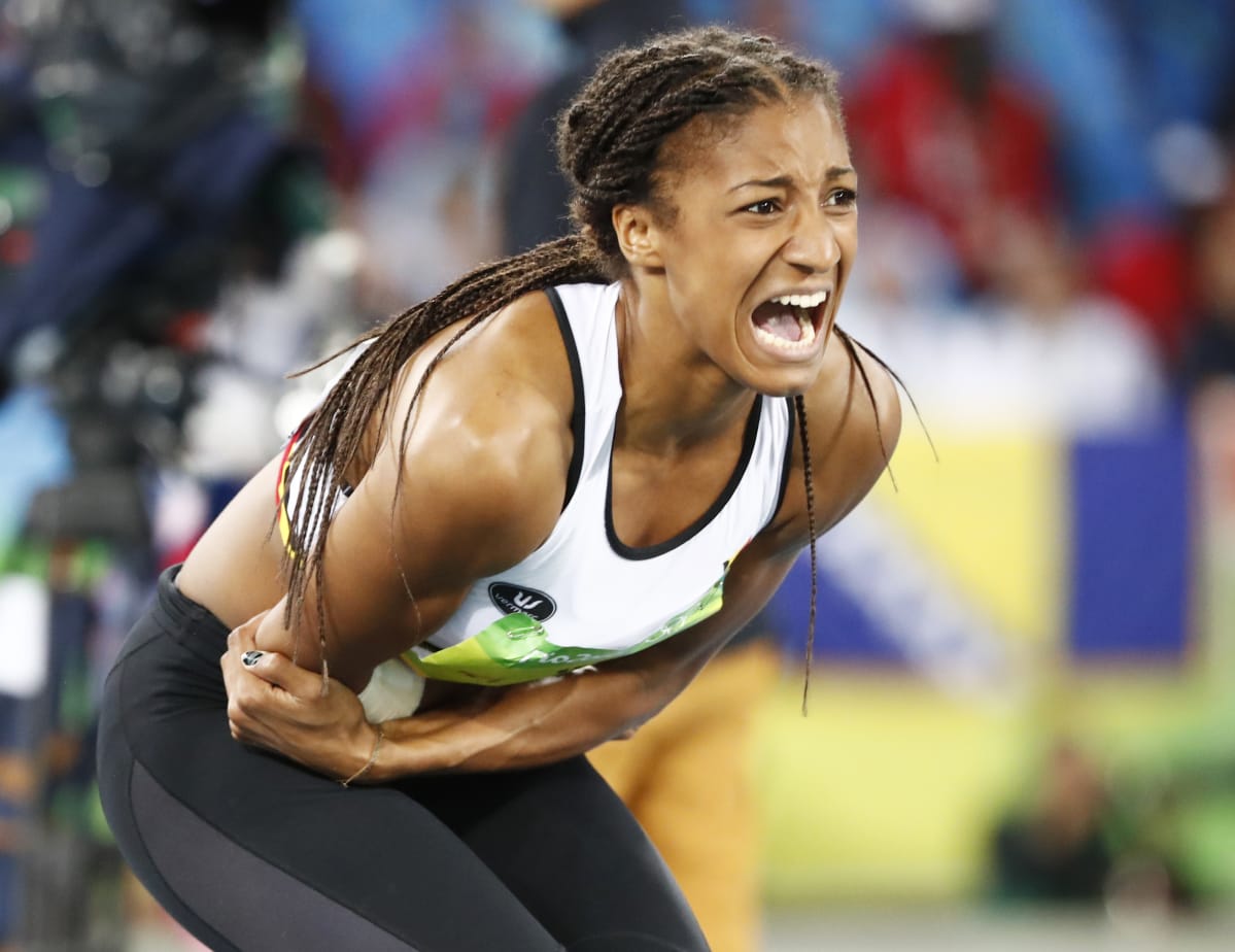 Nafissatou Thiam pitelee kättään keihäänheiton jälkeen Rion olympialaisissa.
