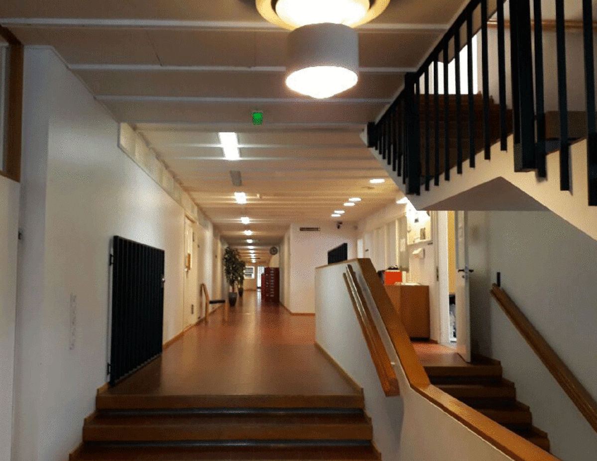 Yleiskuvaa Alvar Aallon suunnitteleman Seinäjoen kaupungintalon sisätiloista.