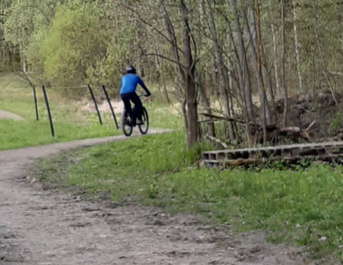Länsi-Uudenmaan poliisin kuva epäillystä pyöräilijästä.