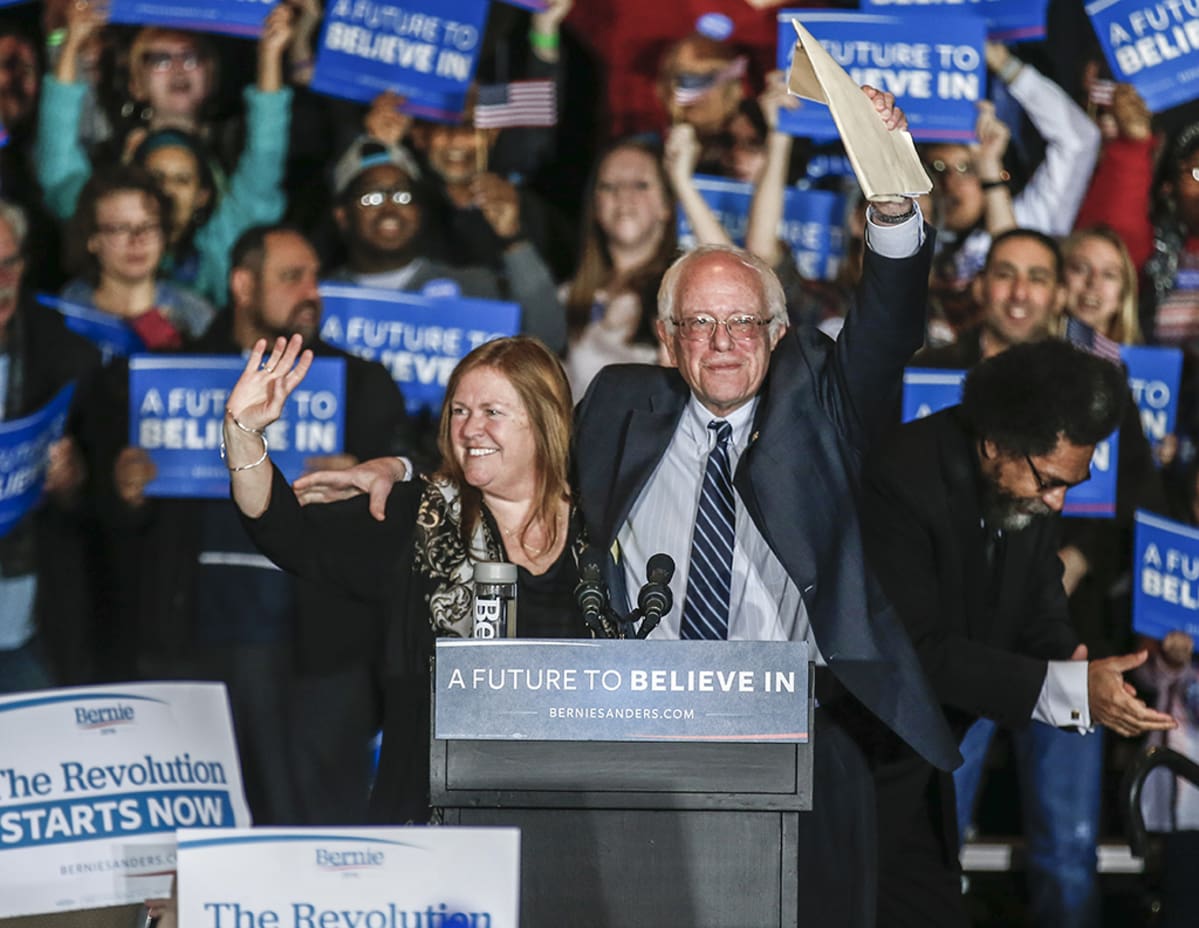 Bernie Sanders ja vaimo Jane O'Meara Sanders Iowassa 29. tammikuuta.