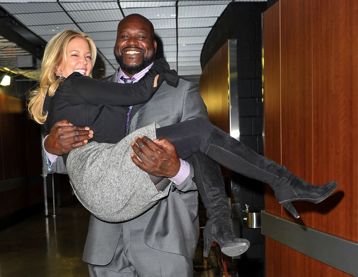 Entinen tähtipelelaaja Shaquille O'Neal nosti Jeanie Bussin syliinsä vuonna 2016.