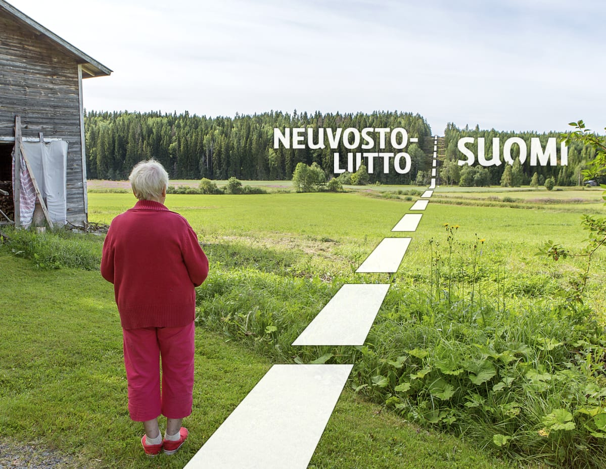 Kirsti Lautala seisoo kohdassa, josta raja olisi voinut mennä.