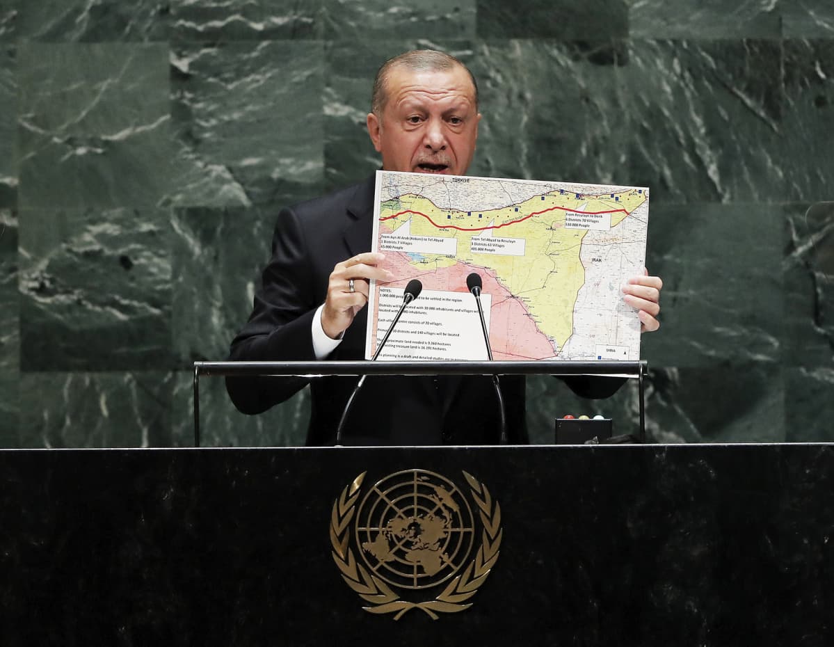 Turkin presidentti Recep Tayyip Erdoğan esitteli karttaa Turkin ja Syyrian välisestä raja-alueesta puhuessaan syyskuussa YK:n yleiskokouksessa.
