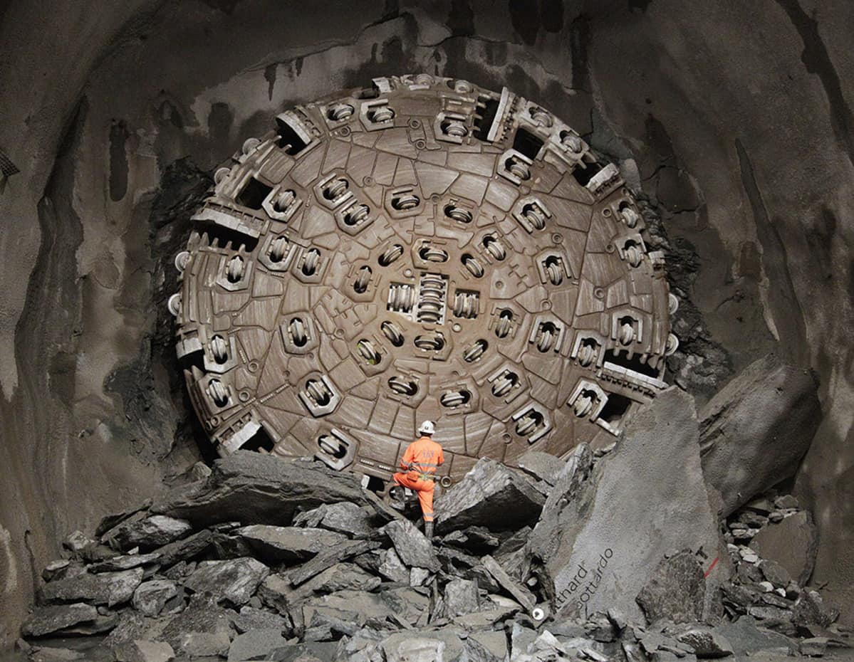 Kaivosmies seurasi rautatietunnelin porausta Gotthardin tunnelityömaalla.