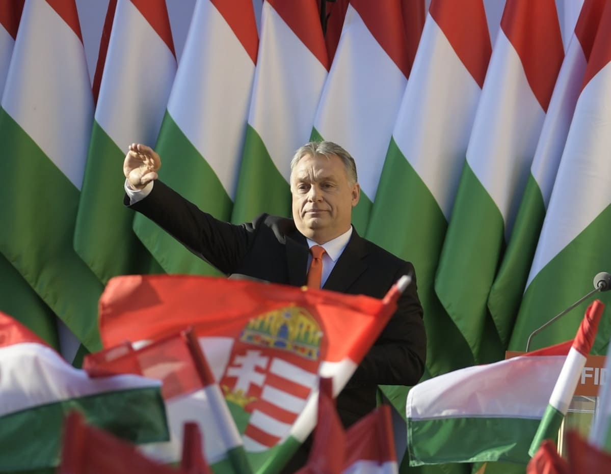 orban ja unkarin liput. Viktor Orbán vaalien alla. Hän haluaa tiivistää Unkarin yhteistyötä vanhoillisten Puolan ja Baijerin kanssa.
