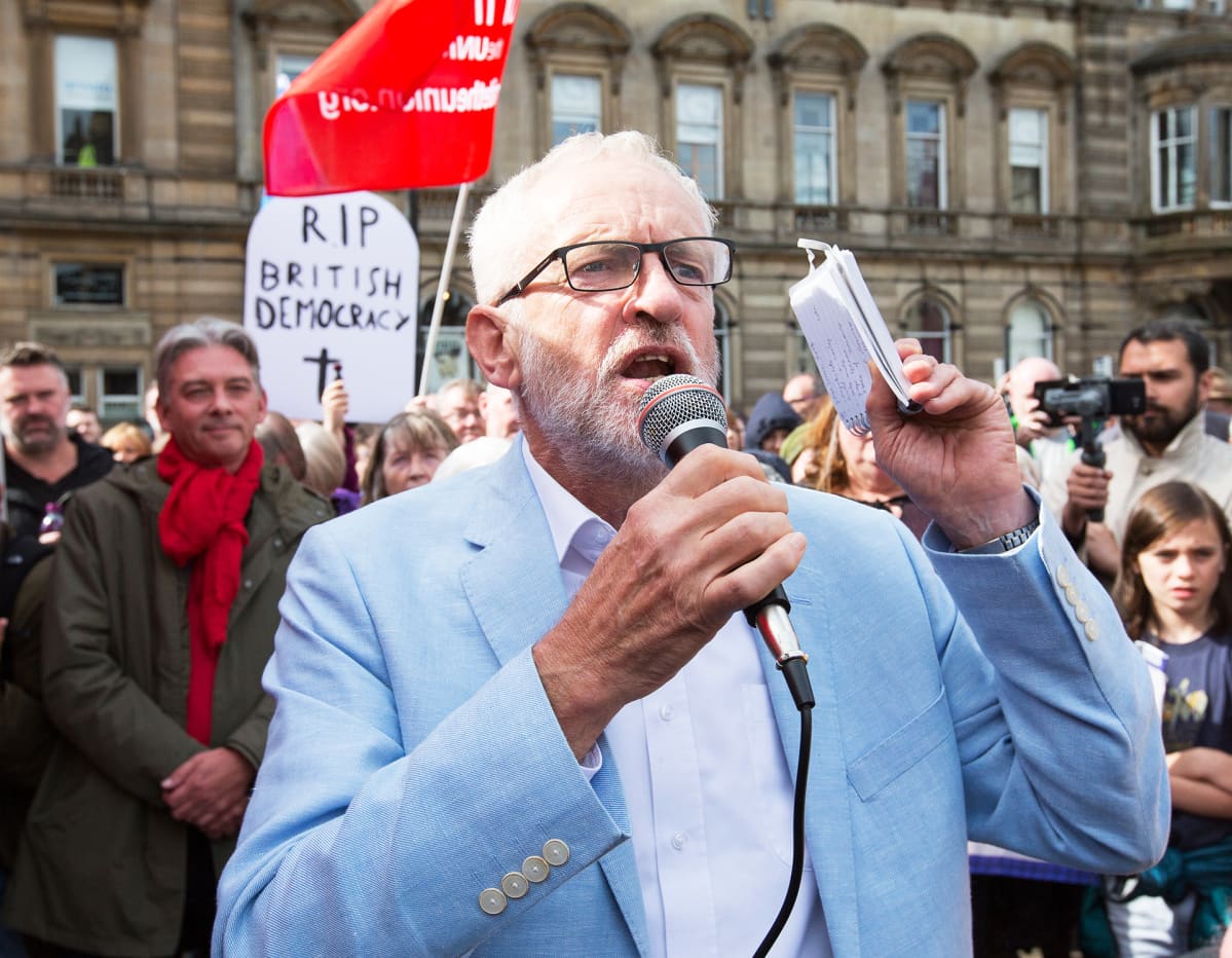 Työväenpuoleen puheenjohtaja Jeremy Corbyn puhuu mielenosoituksessa Glasgowssa.