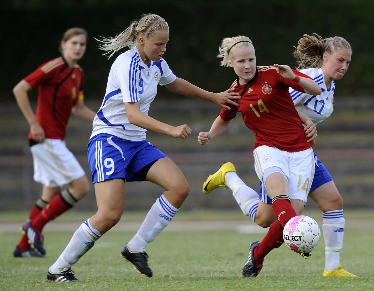 Henna Honkanen on U16-maajoukkueen ottelussa Tanskaa vastaan.