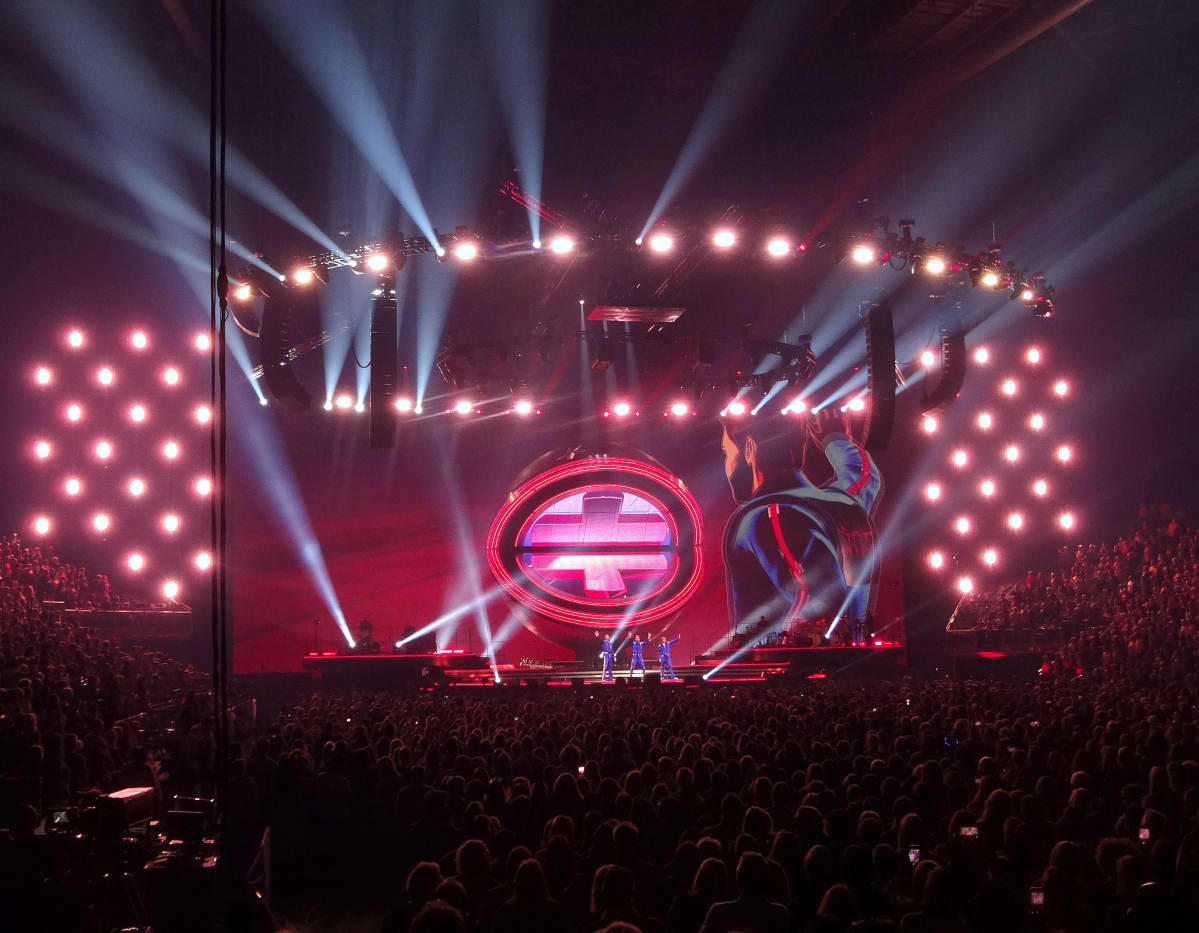 Virpi Mäki käy konserttireissuillaan katsomassa saman konsertin kahdesti tai jopa kolmesti. "Konsertti näyttäytyy aivan erilaisena riippuen siitä, katsooko sitä ihan lavan edestä tai vaikkapa jostain takaa", hän sanoo.
