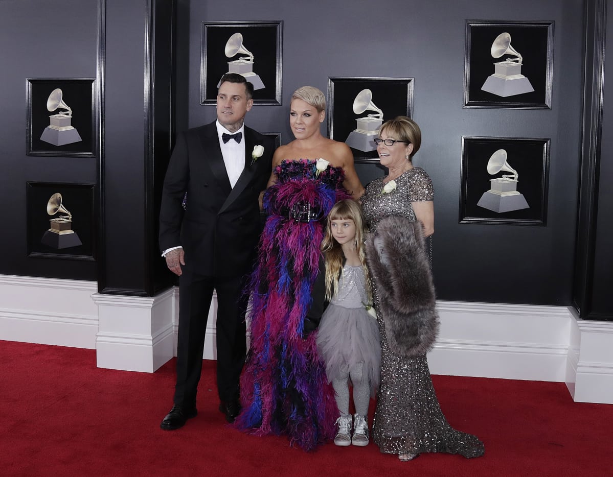 Musiikkialan vuotuisen Grammy-gaalan vieraita punaisella matolla.