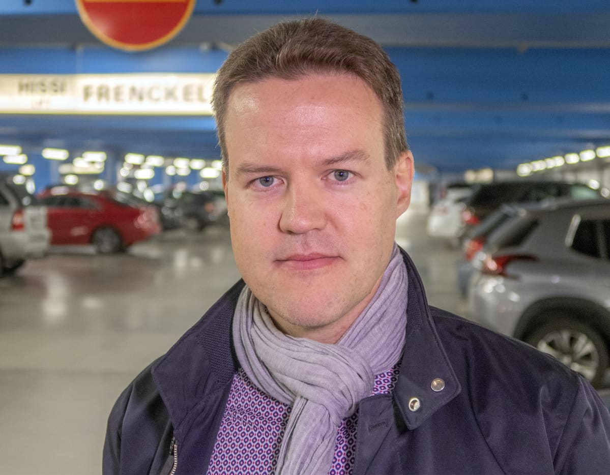 Finnparkin operatiivinen johtaja Tami Koivuniemi lähikuvassa.