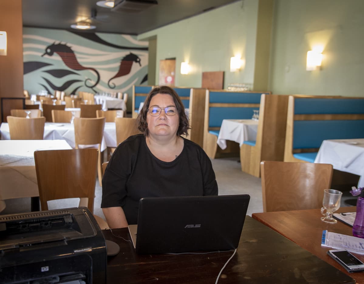 Ravintola Seahorsen ravintolapäällikkö Sanna Oinonen odottaa asiakkaita koronasulun päättymisen jälkeen 1.6.2020.